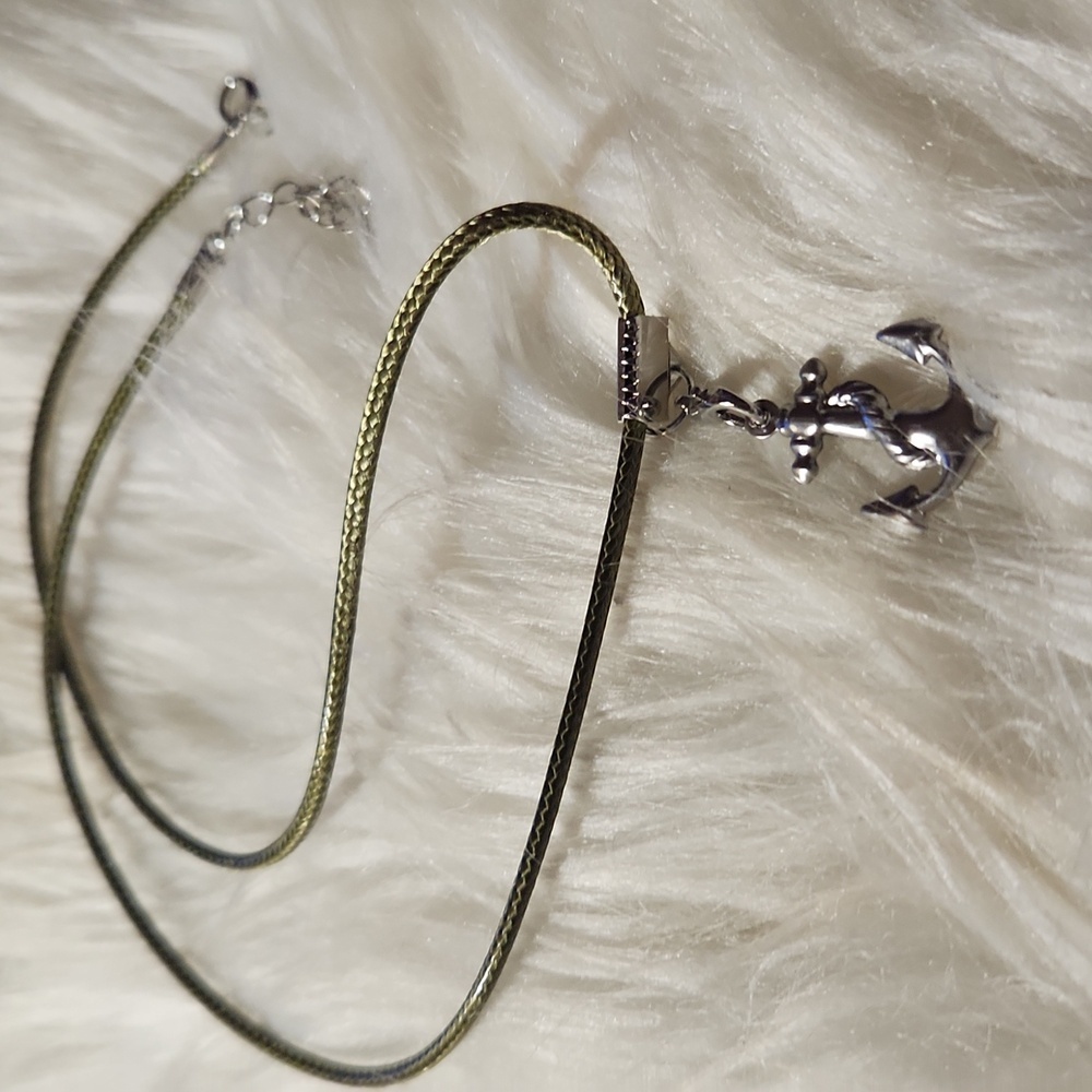 Just in: An adorable necklace with a silver anchor charm